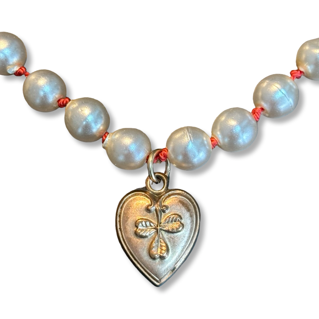Collier de perles fantaisies anciennes et cœur ancien