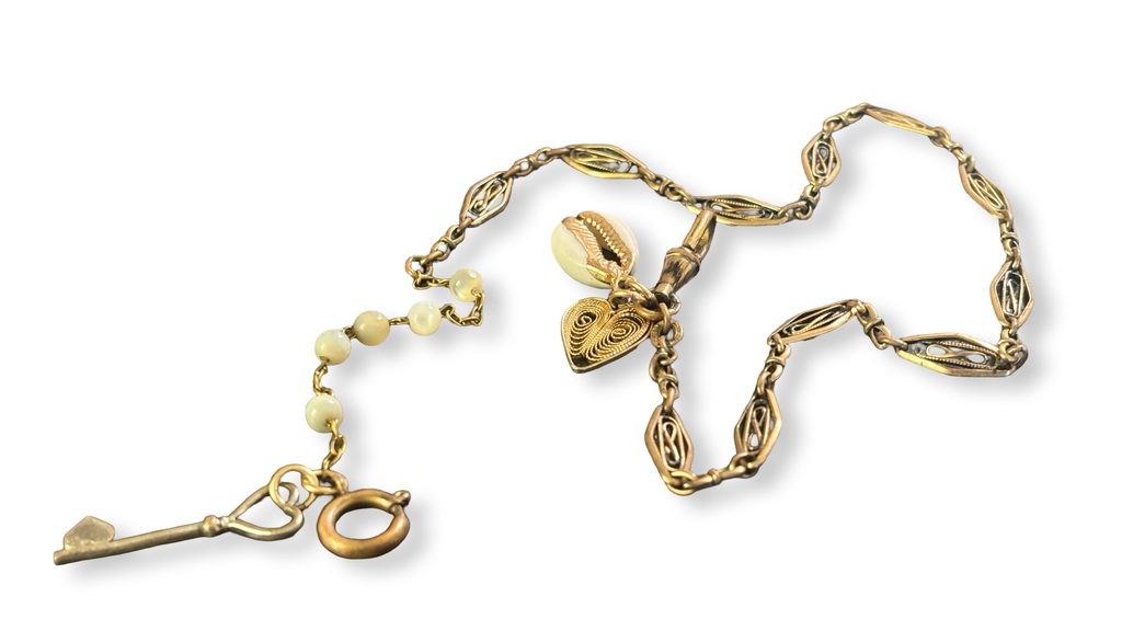 Collier filigrane, coquillage, cœur et clé