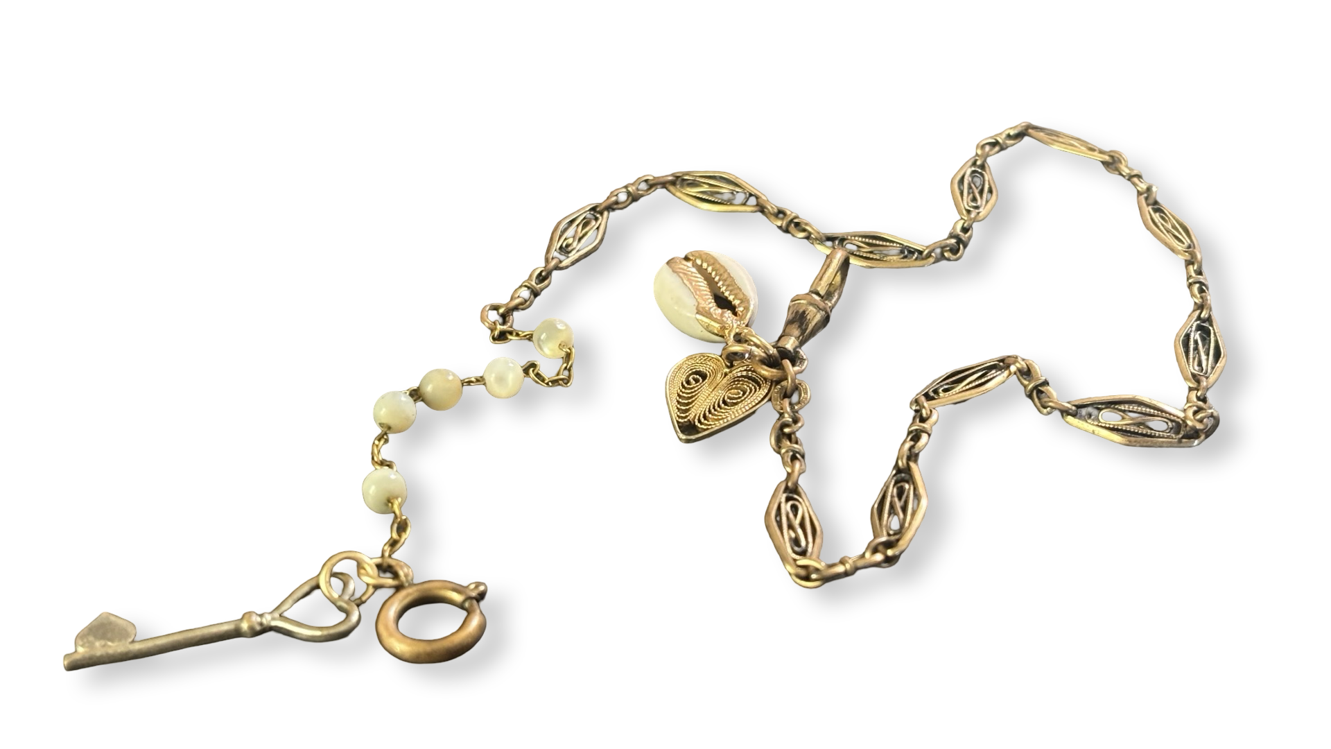 Collier filigrane, coquillage, cœur et clé