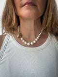 Collier de perles fantaisie, médaille et coquillage