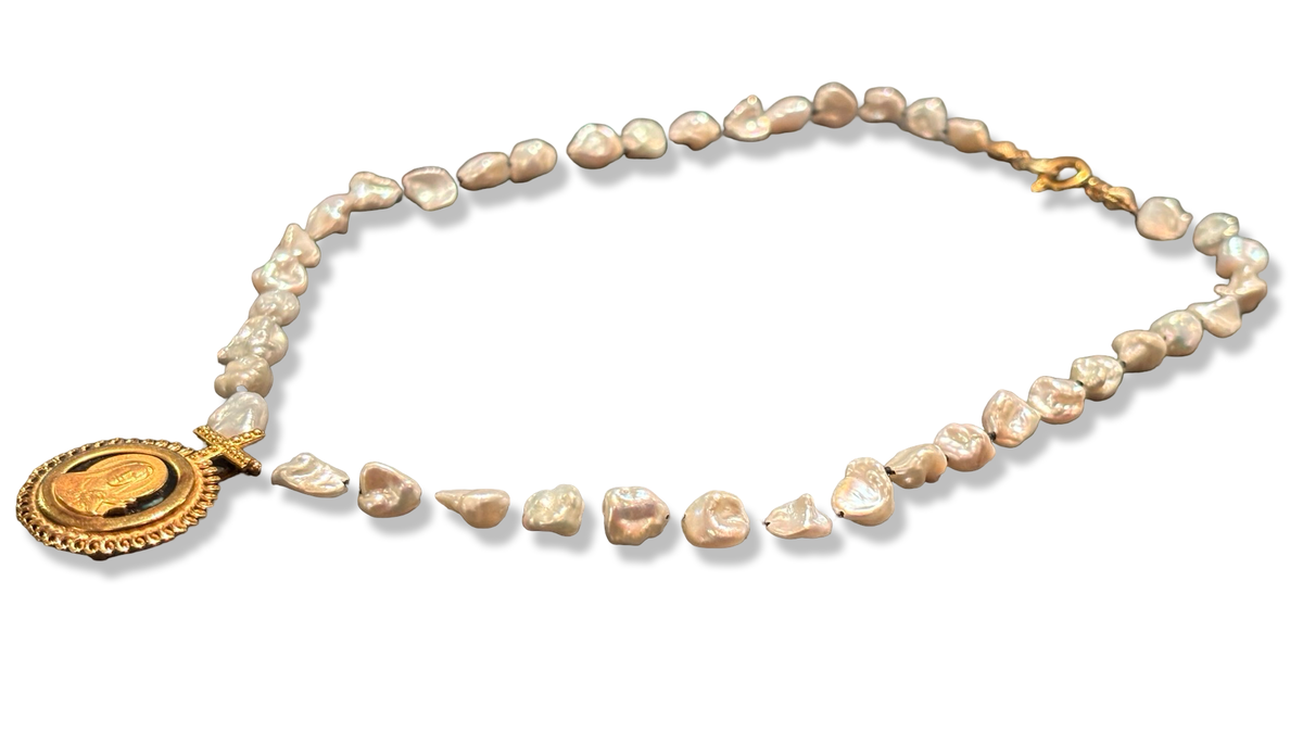 Collier de perles baroques et médaillon de Sainte Thérèse