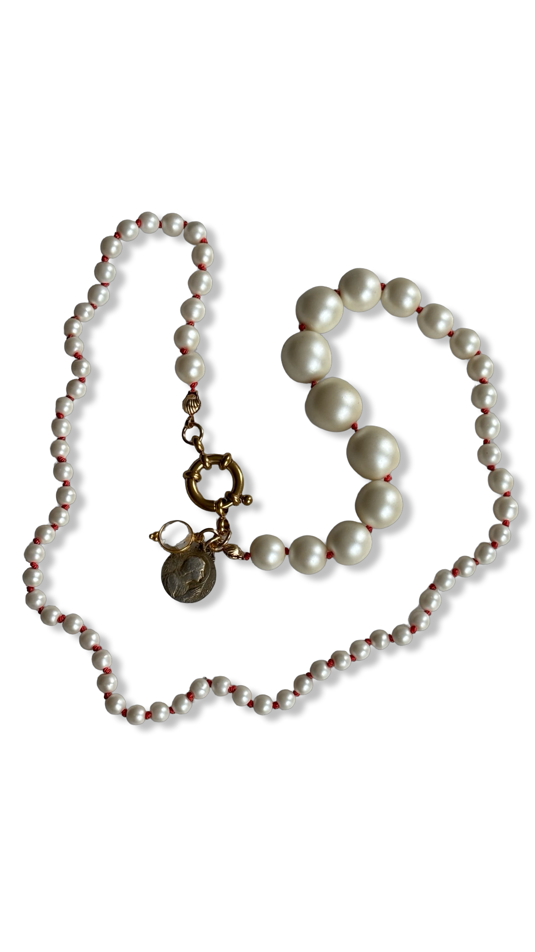 Collier de perles, médailles et noeuds en soie