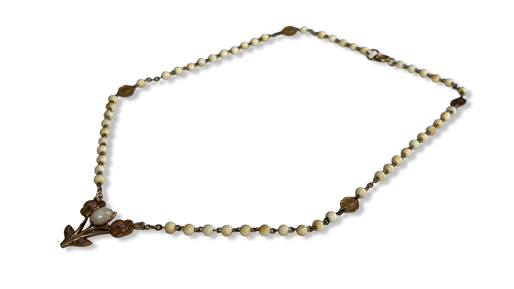 Collier chapelet et motif floral