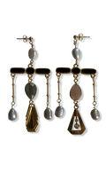 Pendants chandelier, pierres fines, perles grises et motifs Art Deco