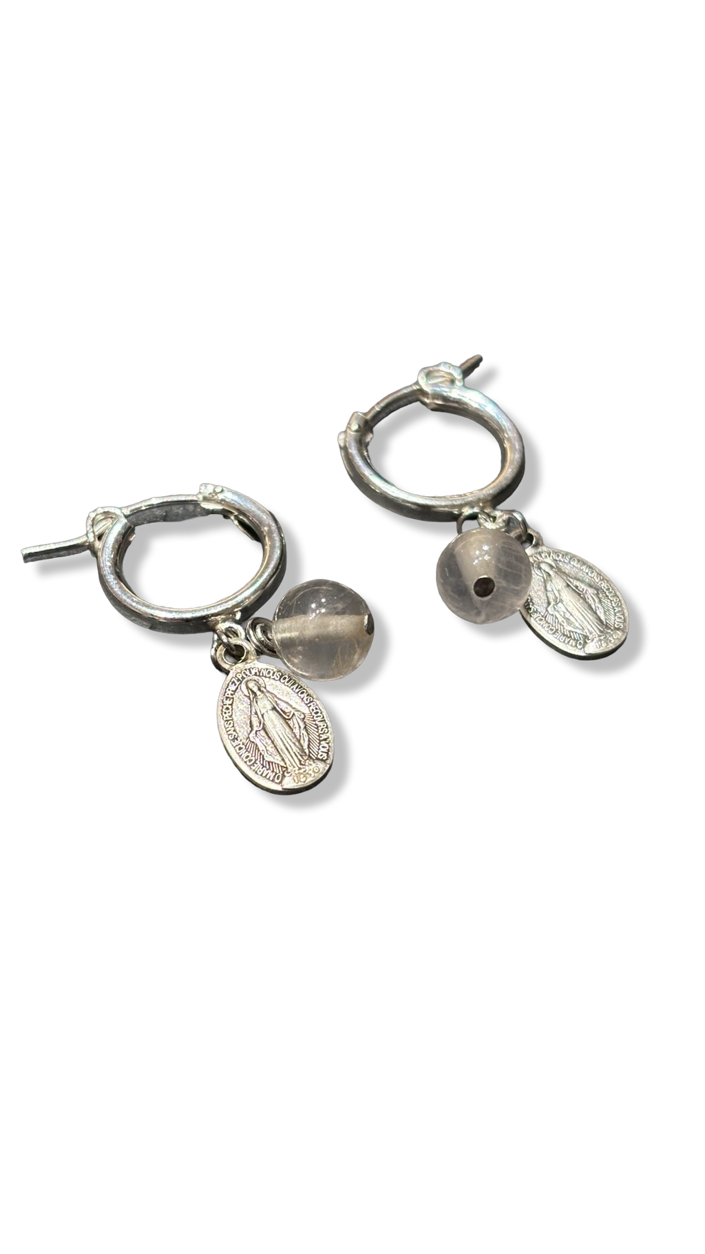 Mini créoles, quartz rose et médailles miraculeuses