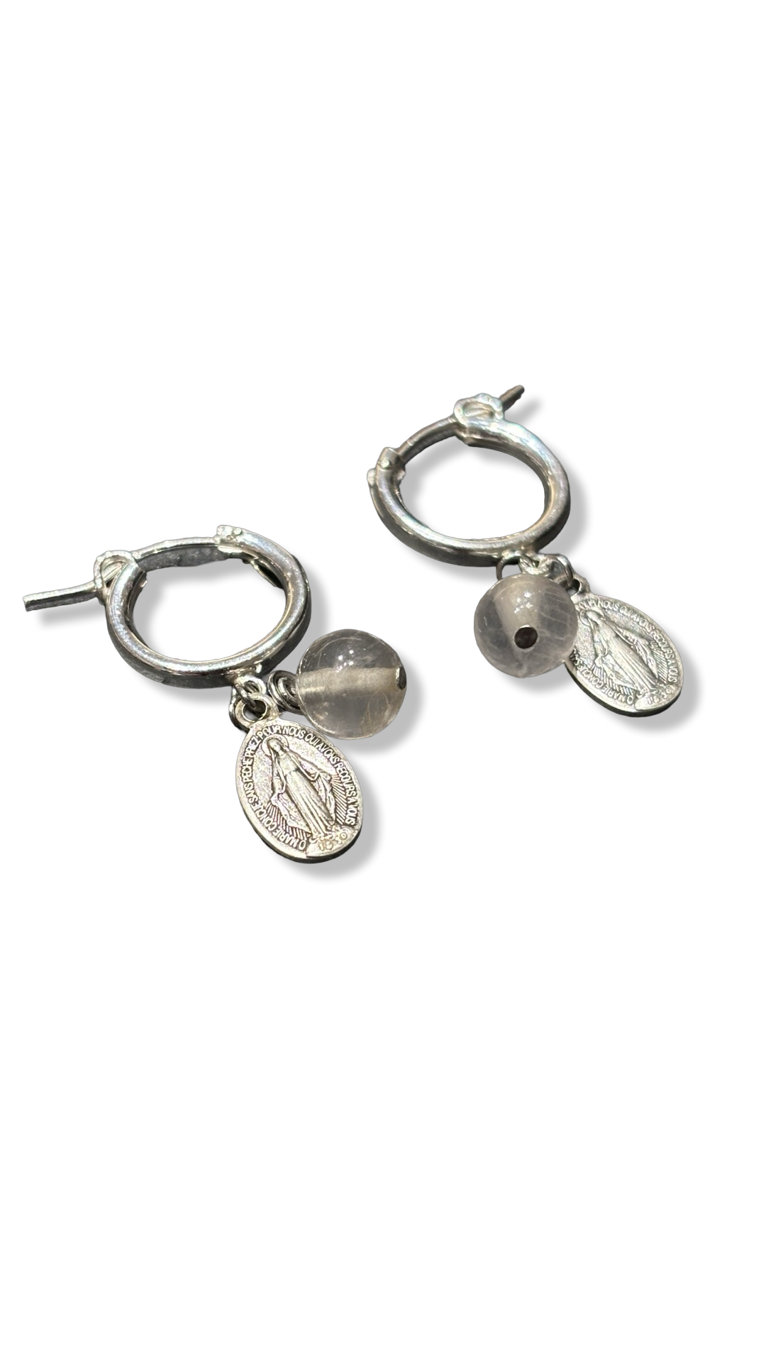 Mini créoles, quartz rose et médailles miraculeuses
