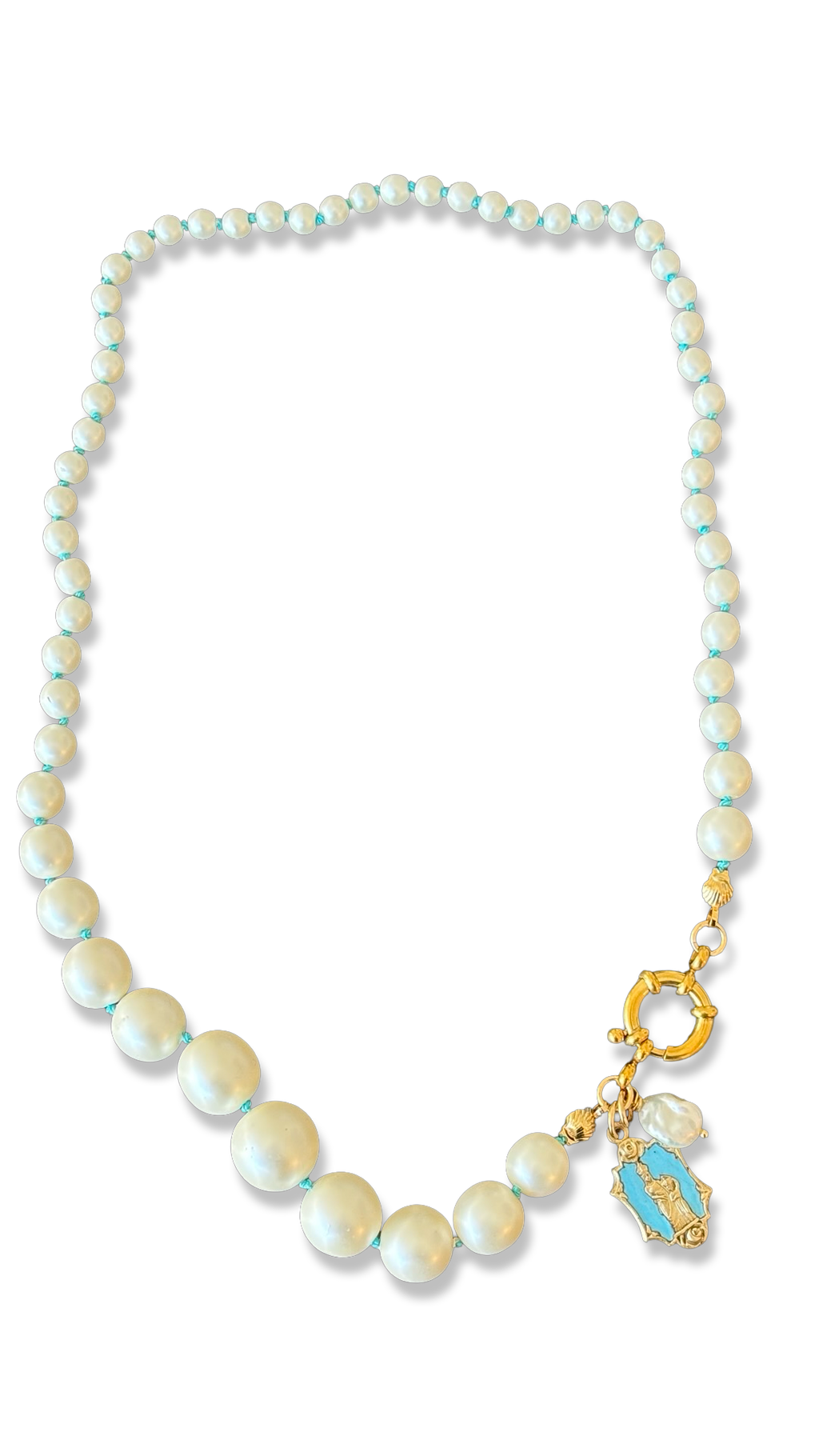 Collier de perles fantaisie et fil de soie turquoise.