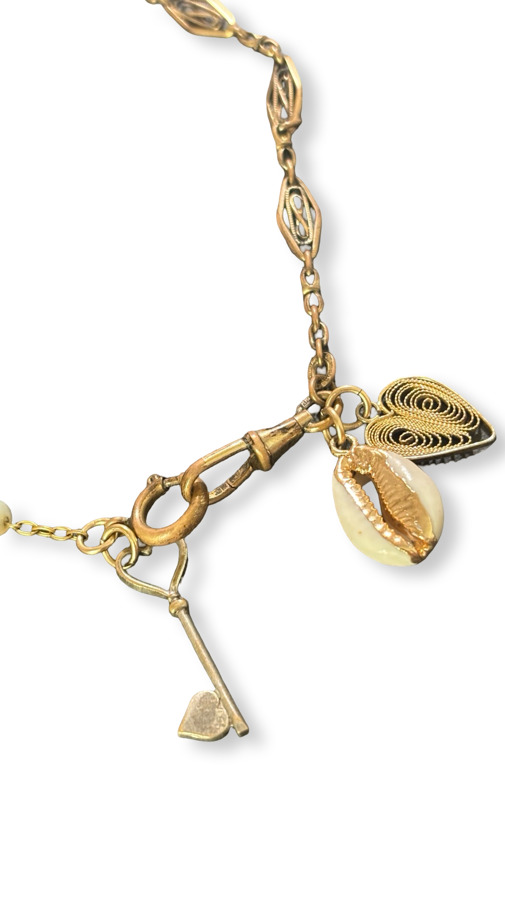 Collier filigrane, coquillage, cœur et clé