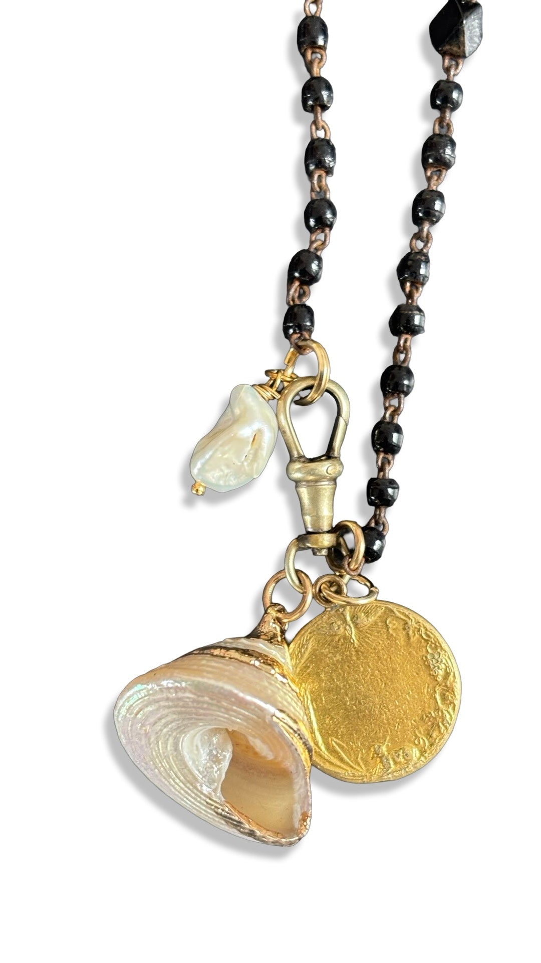 Sautoir en perles de Jai, coquillage et médaille de Jesus.