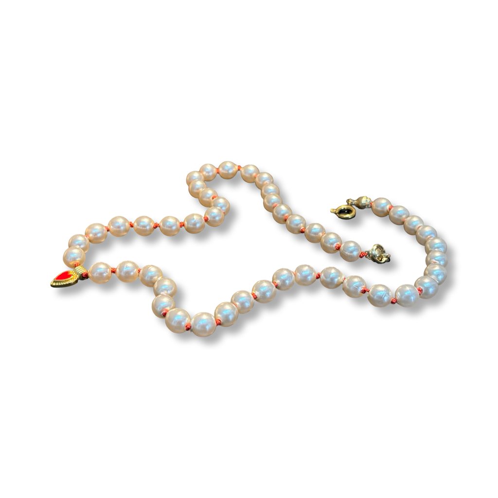 Collier de perles fantaisies anciennes et cœur émaillé