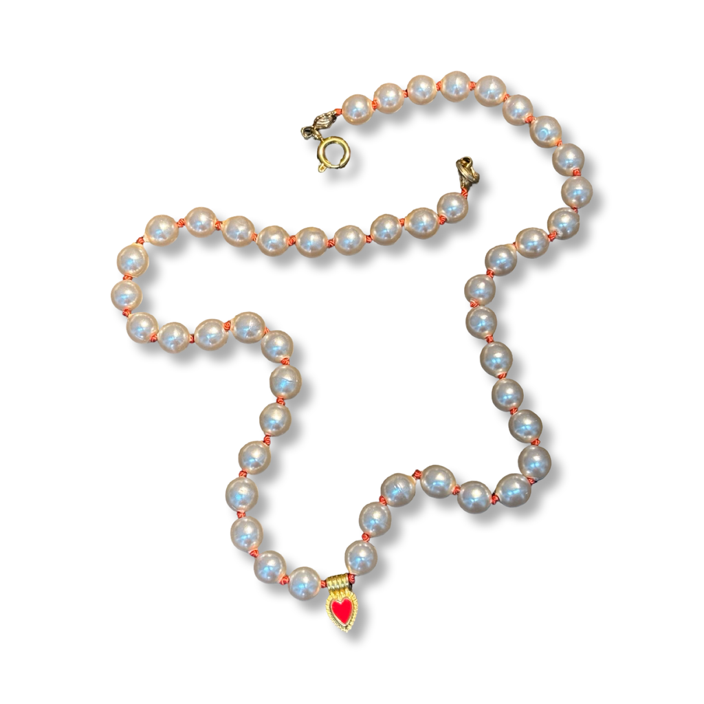 Collier de perles fantaisies anciennes et cœur émaillé