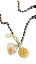 Sautoir en perles de Jai, coquillage et médaille de Jesus.