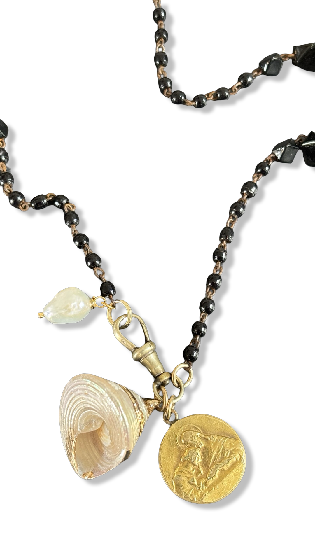 Sautoir en perles de Jai, coquillage et médaille de Jesus.