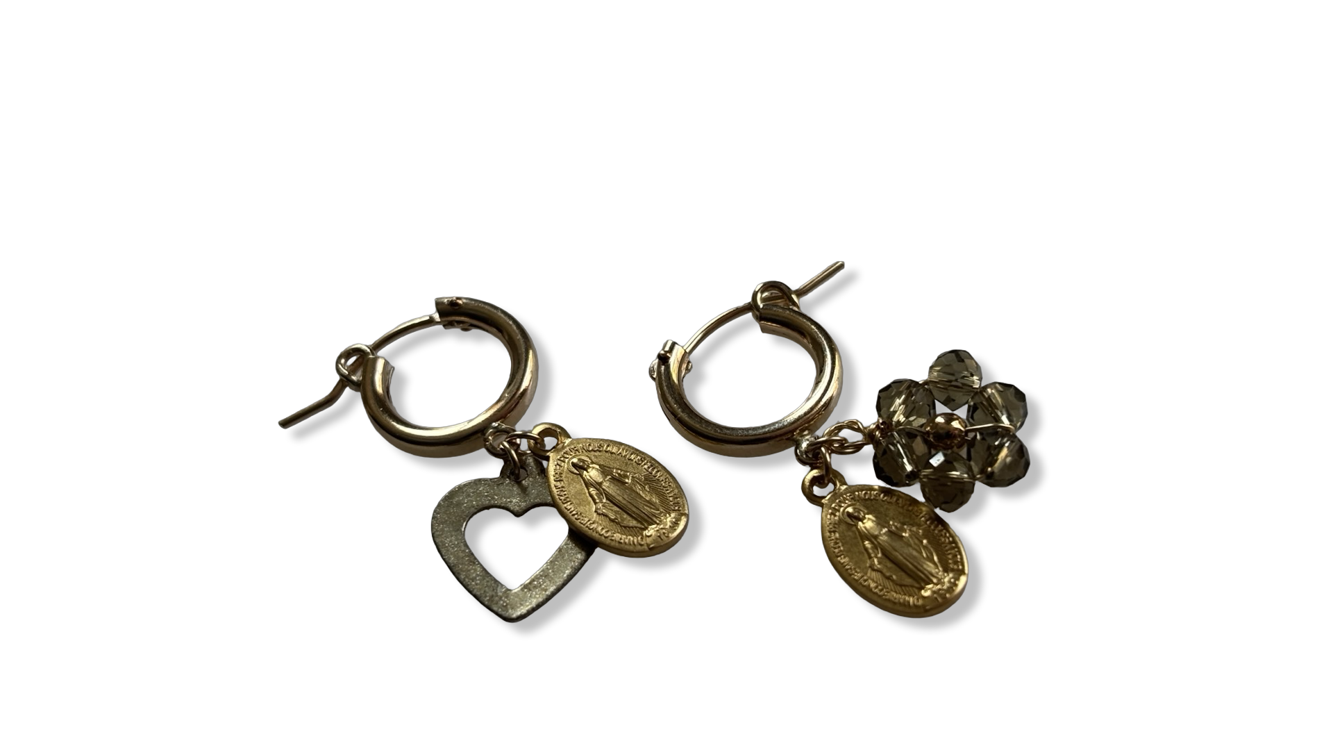 Mini créoles, médailles miraculeuses et breloques