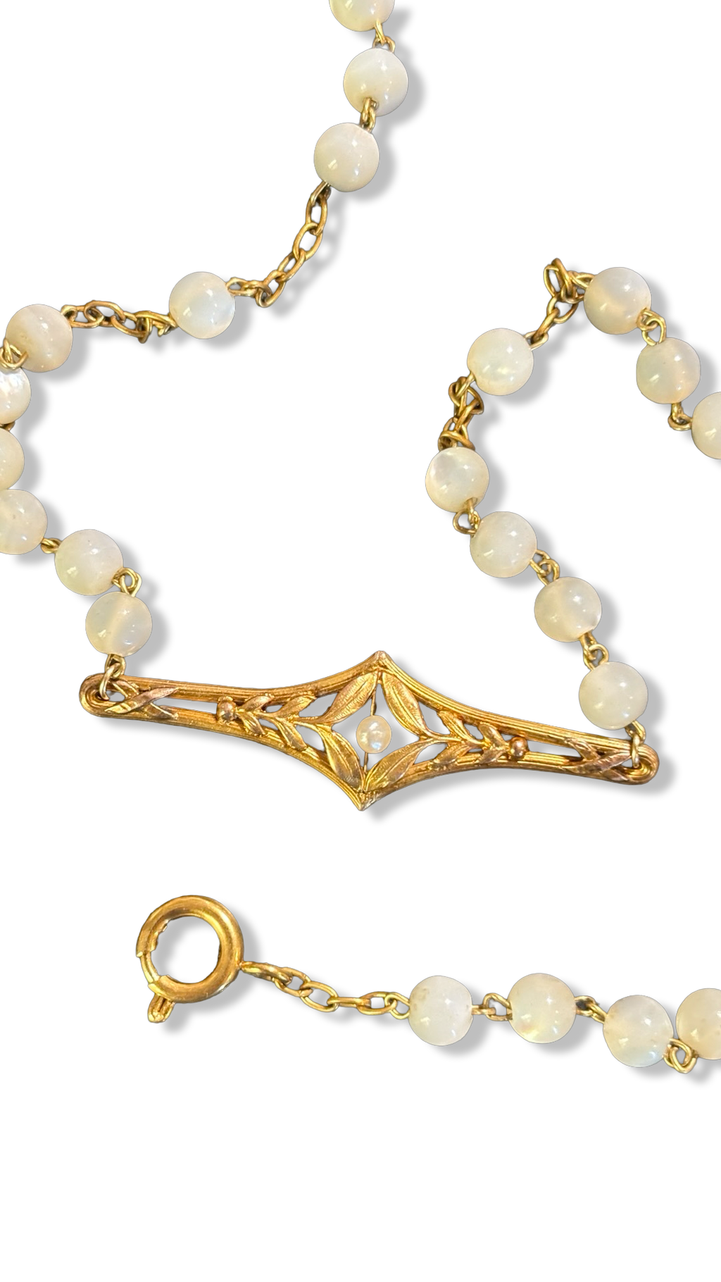 Collier chapelet et motif floral
