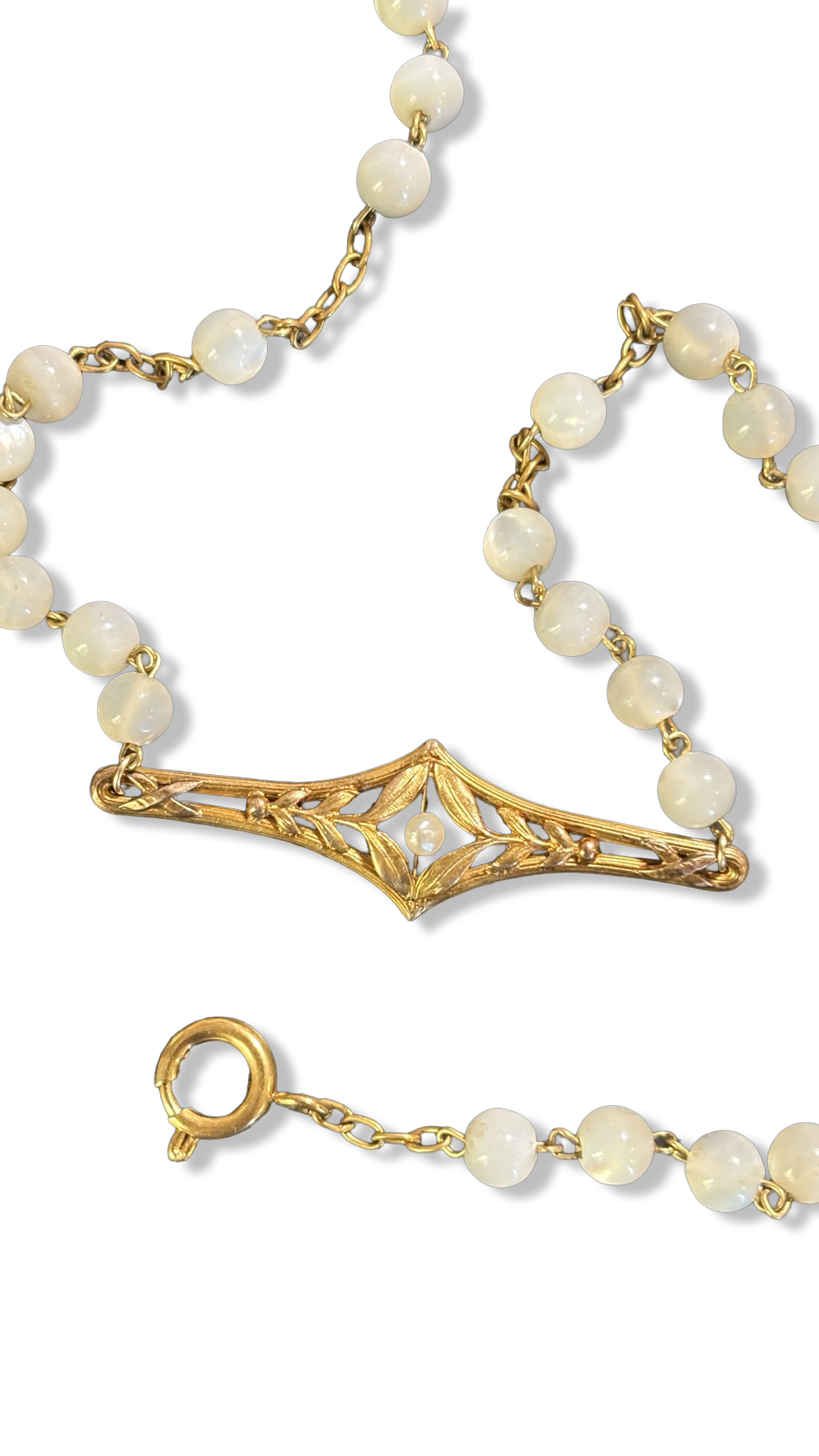 Collier chapelet et motif floral
