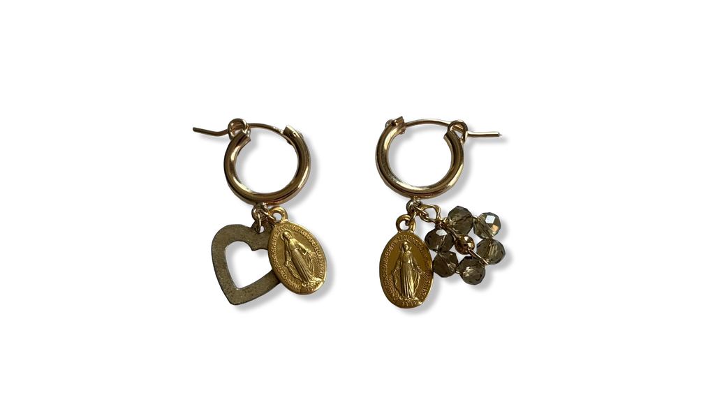 Mini créoles, médailles miraculeuses et breloques
