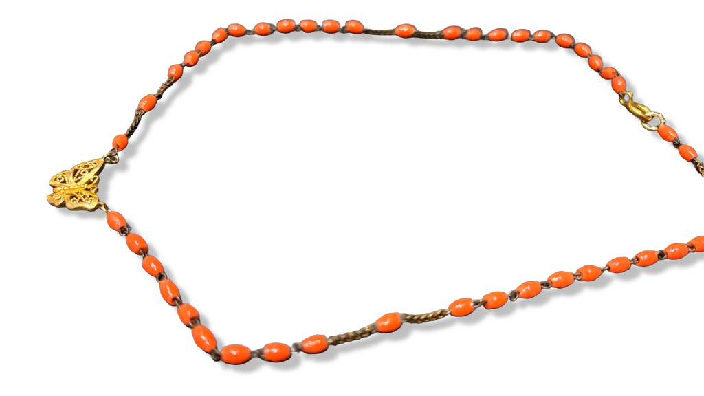 Collier chapelet orange et papillon en filigrane