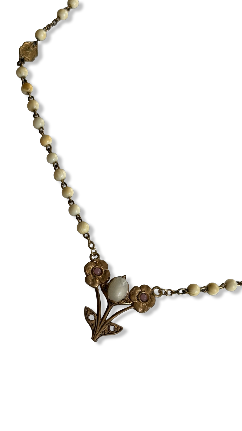 Collier chapelet et motif floral