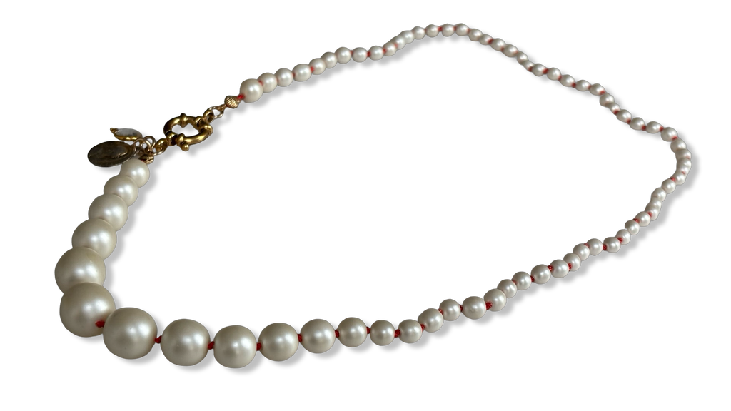 Collier de perles, médailles et noeuds en soie
