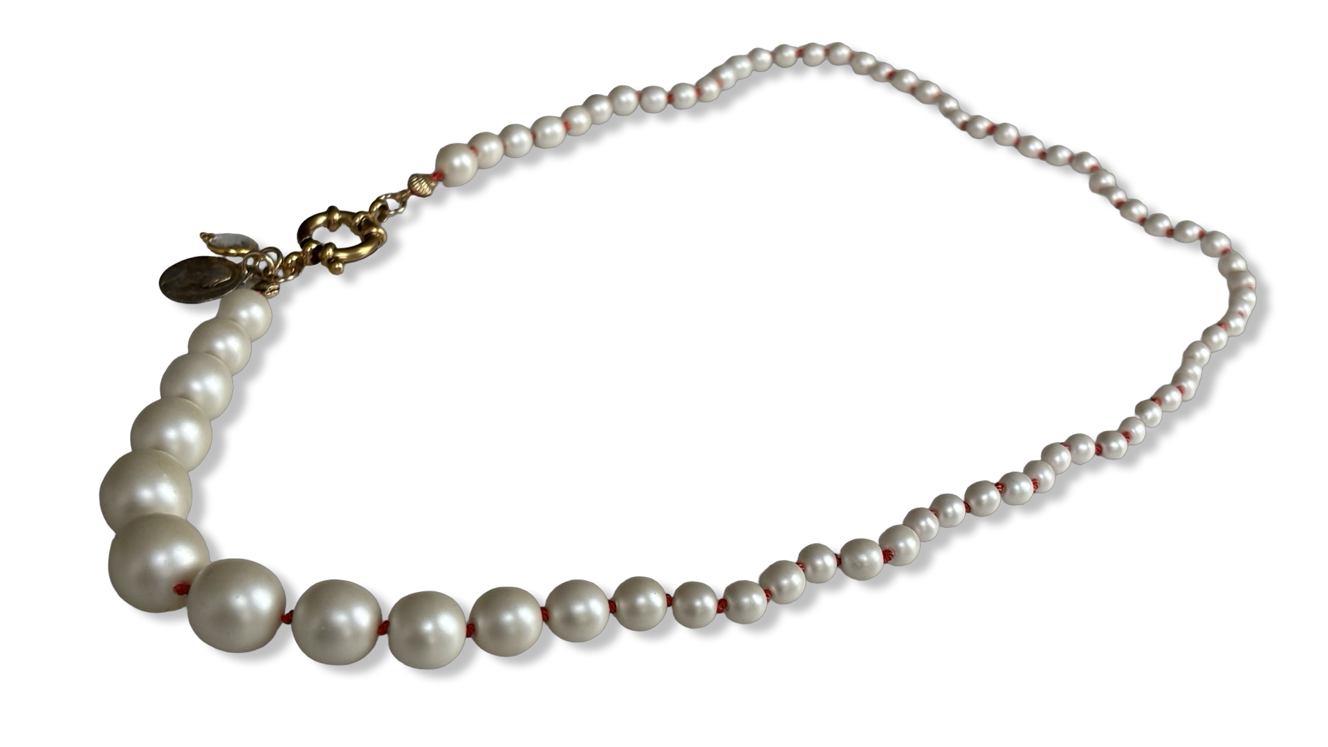 Collier de perles, médailles et noeuds en soie