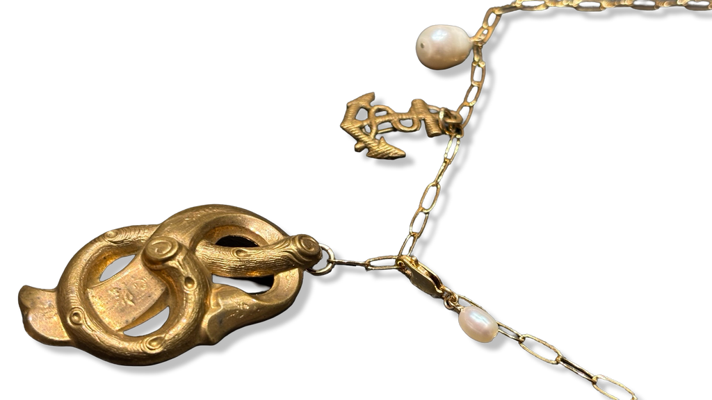 Collier lasso, ancre, perle et motif végétal
