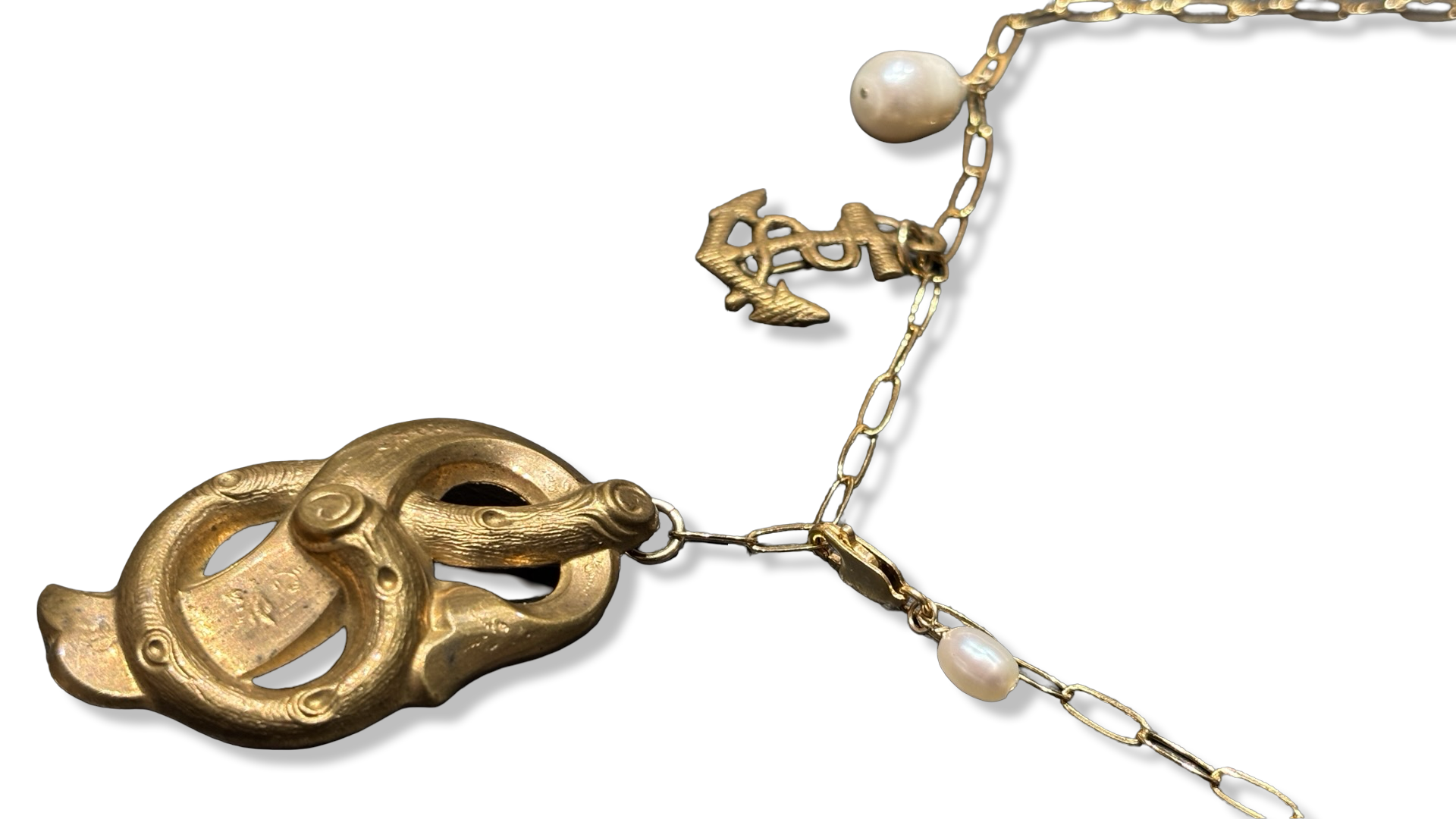Collier lasso, ancre, perle et motif végétal