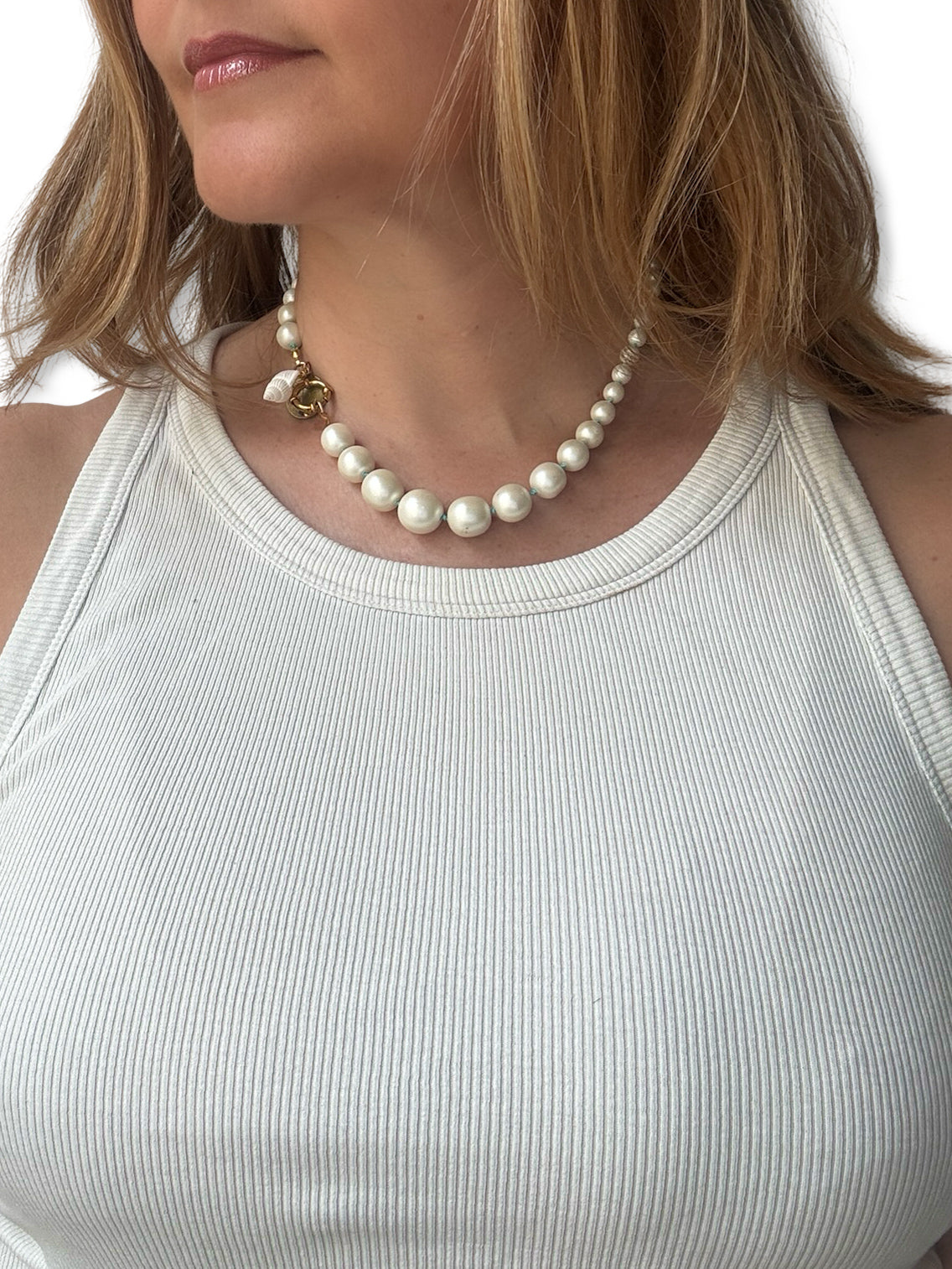 Collier de perles fantaisie, médaille et coquillage