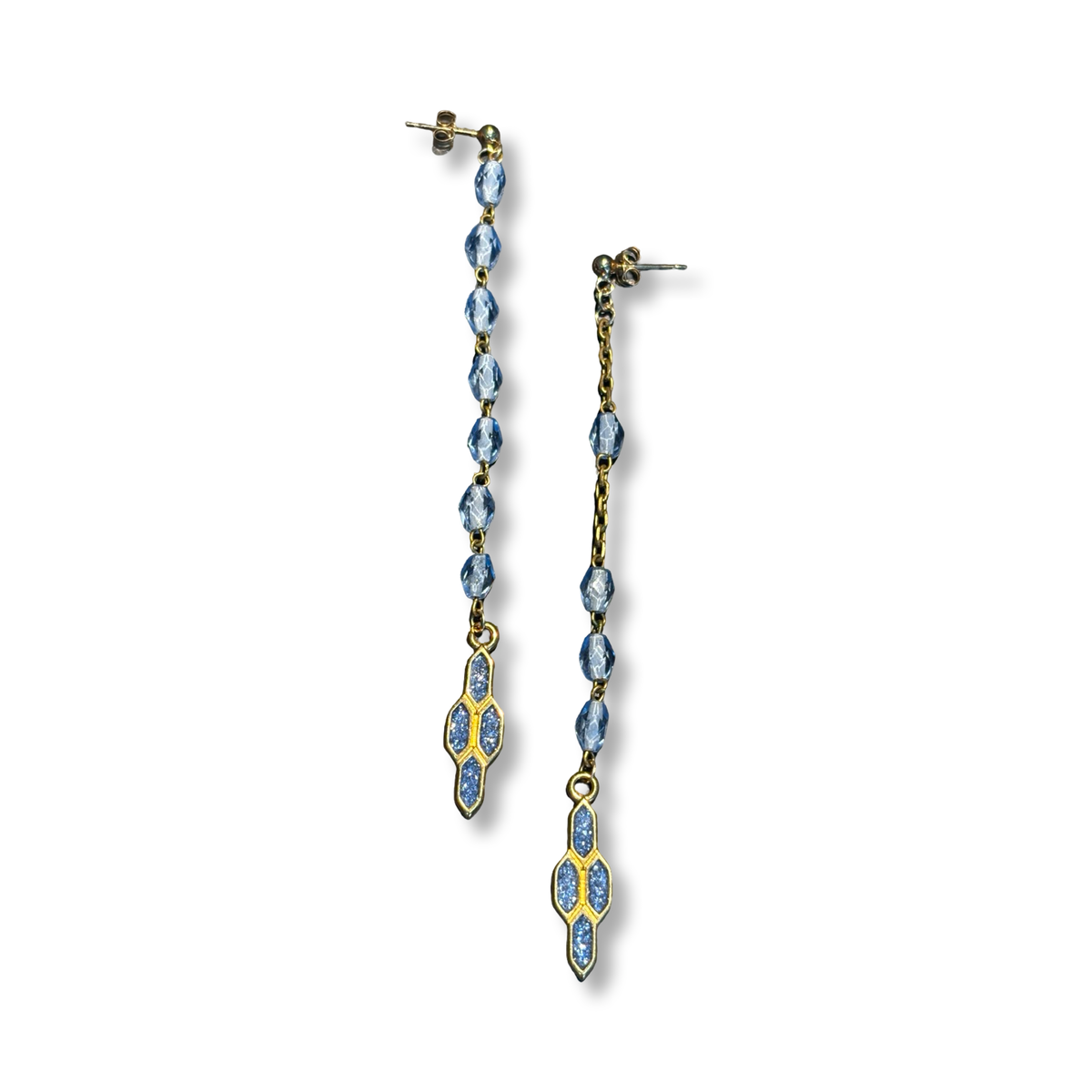Pendants en chapelet bleu et motifs géométriques