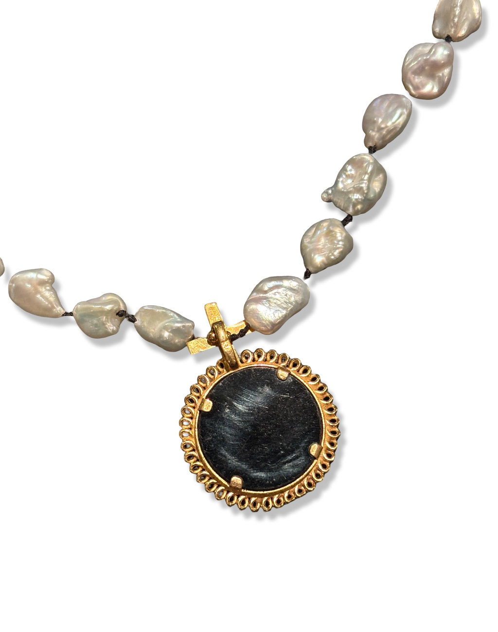Collier de perles baroques et médaillon de Sainte Thérèse