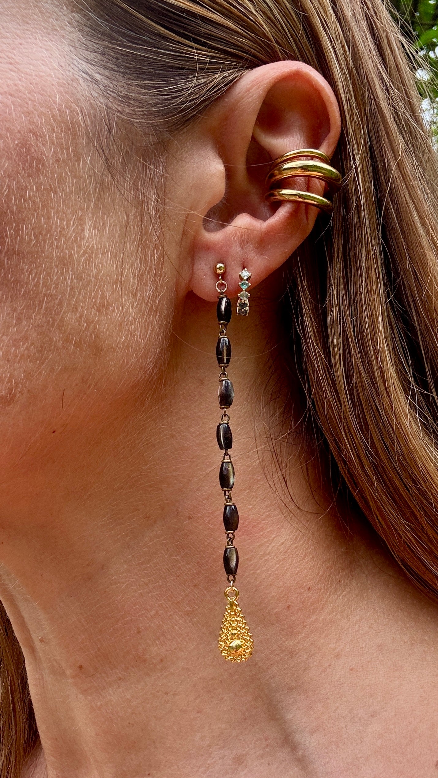 Pendants en chapelet marron et motifs en gouttes