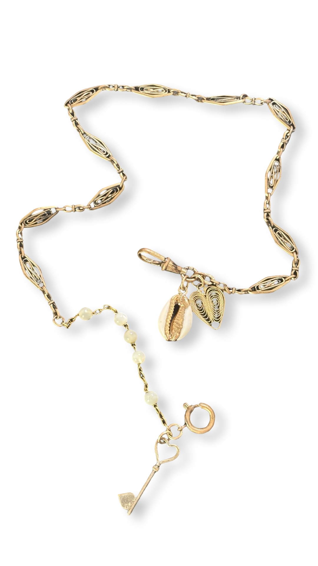 Collier filigrane, coquillage, cœur et clé