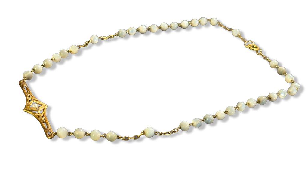 Collier chapelet et motif floral