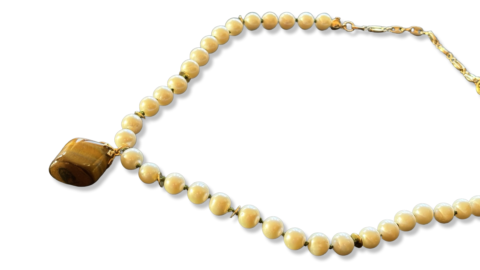 Collier de perles sur fil vert et Oeil de tigre