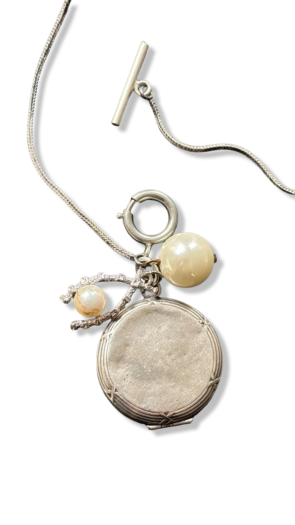 Collier en argent, médaillon à secret et perles