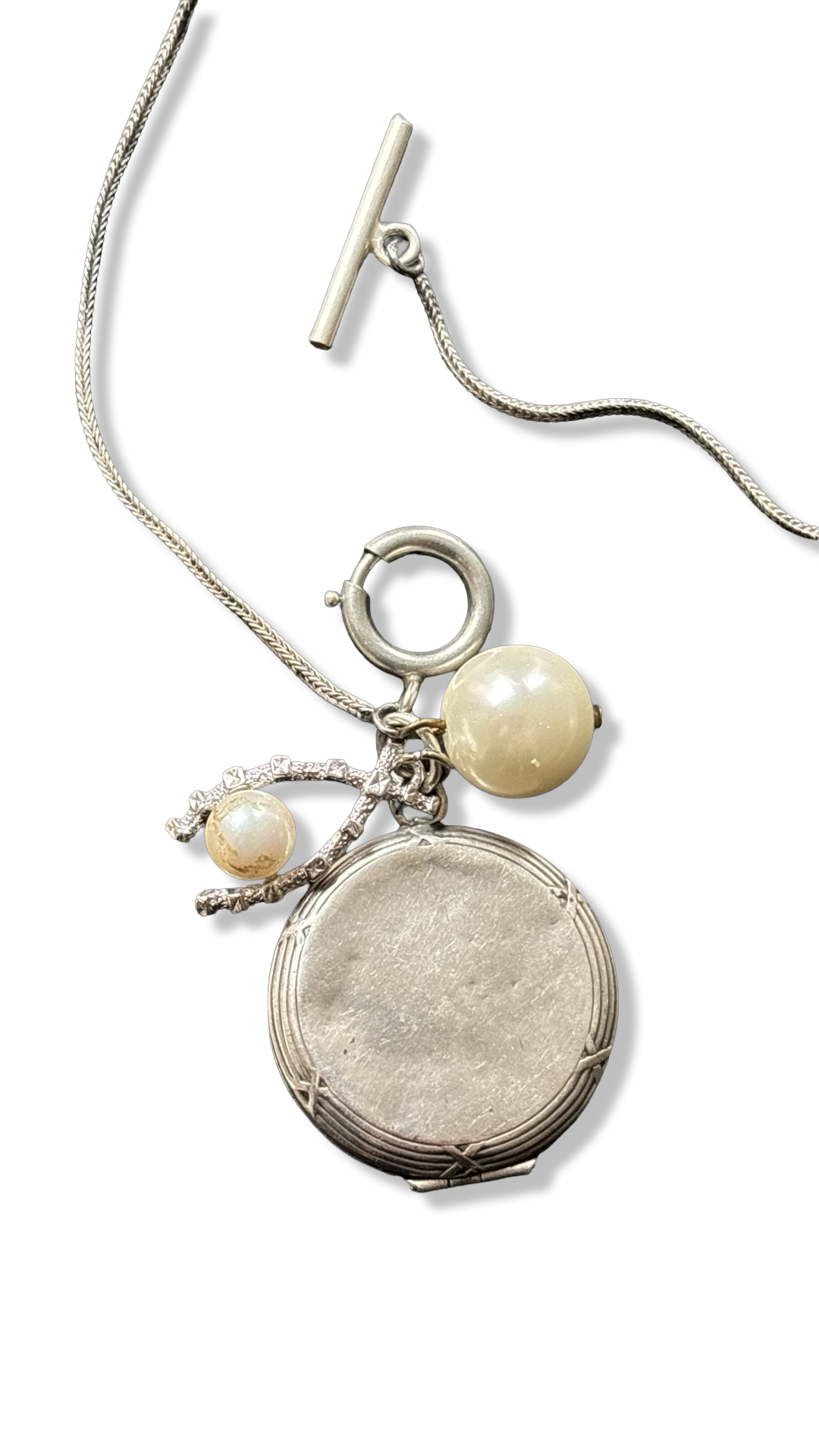 Collier en argent, médaillon à secret et perles