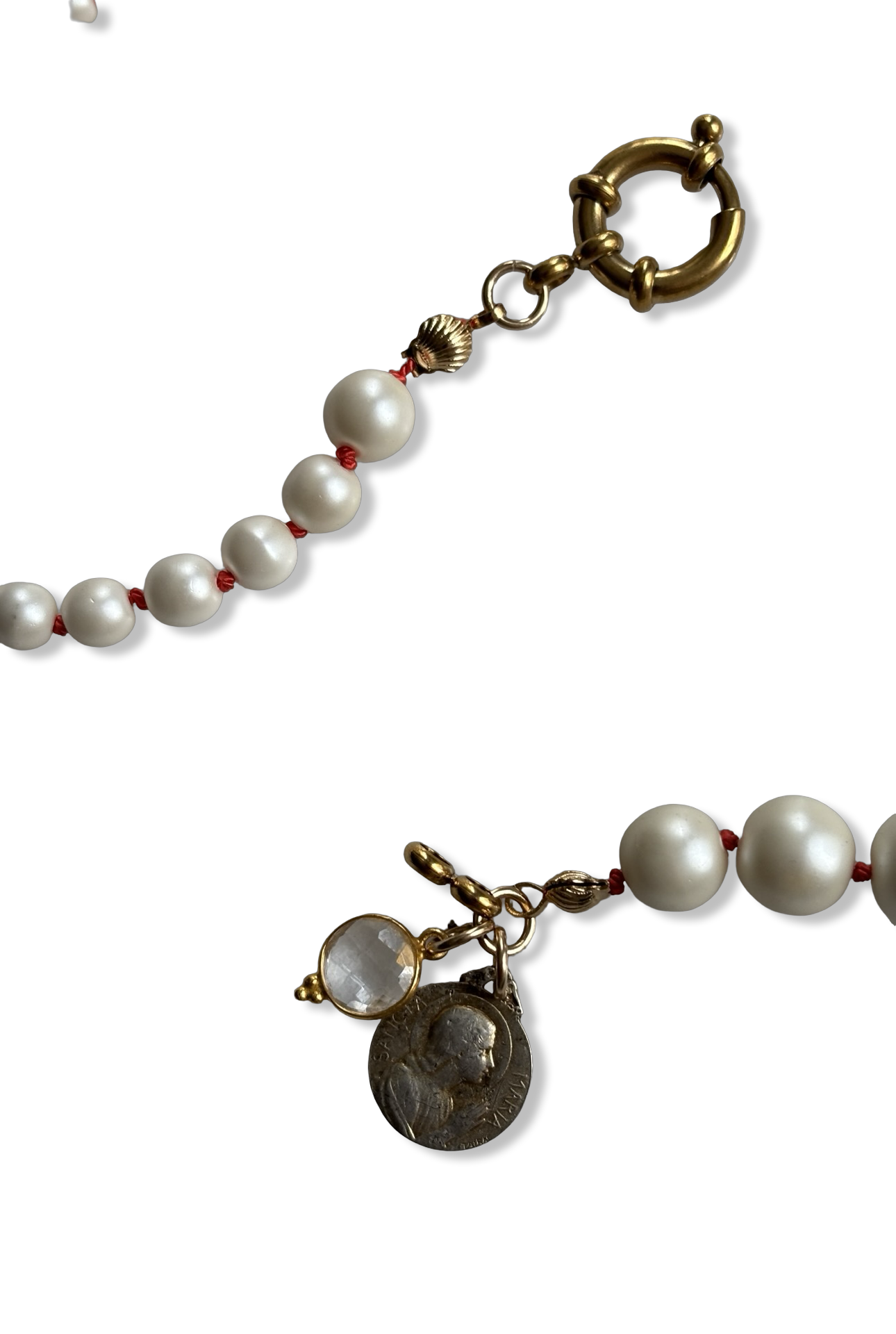 Collier de perles, médailles et noeuds en soie