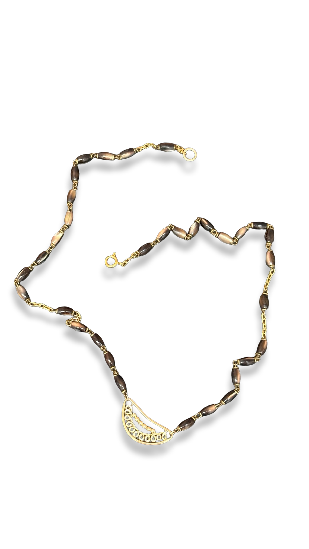Collier chapelet et motif filigrane