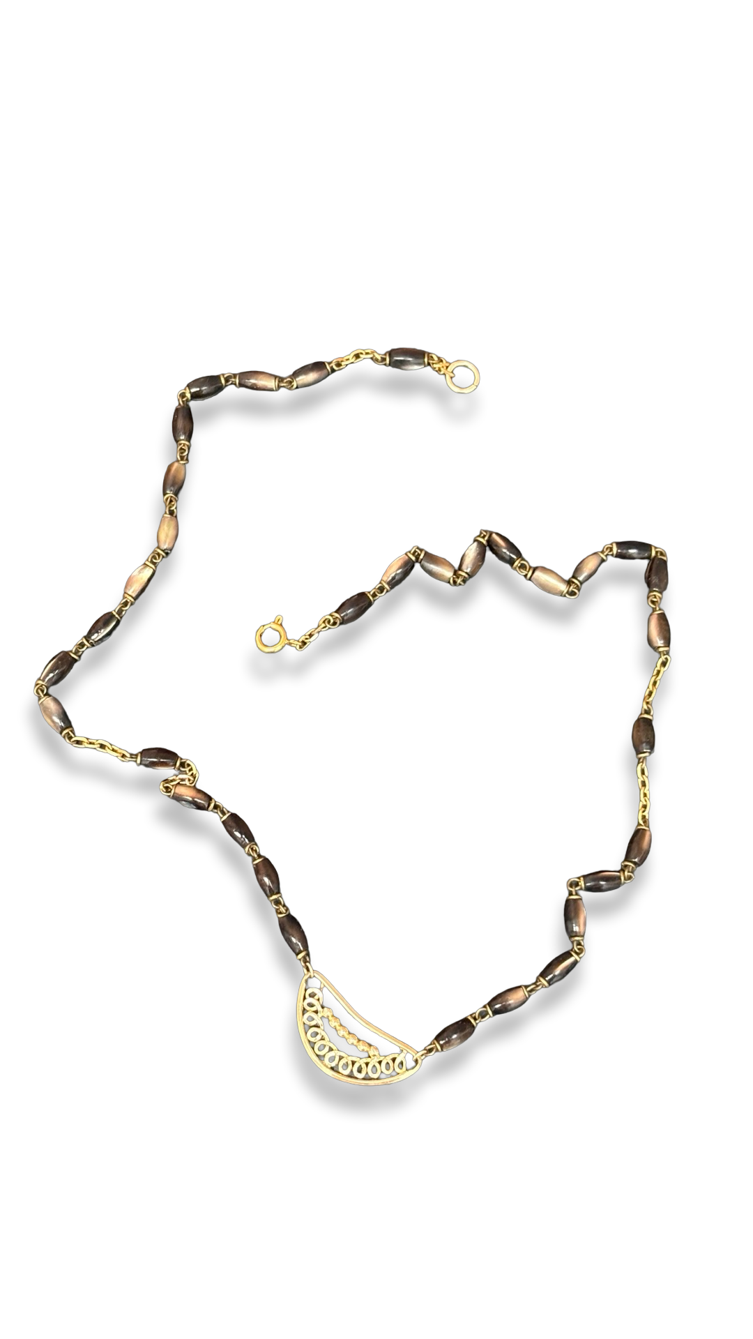 Collier chapelet et motif filigrane
