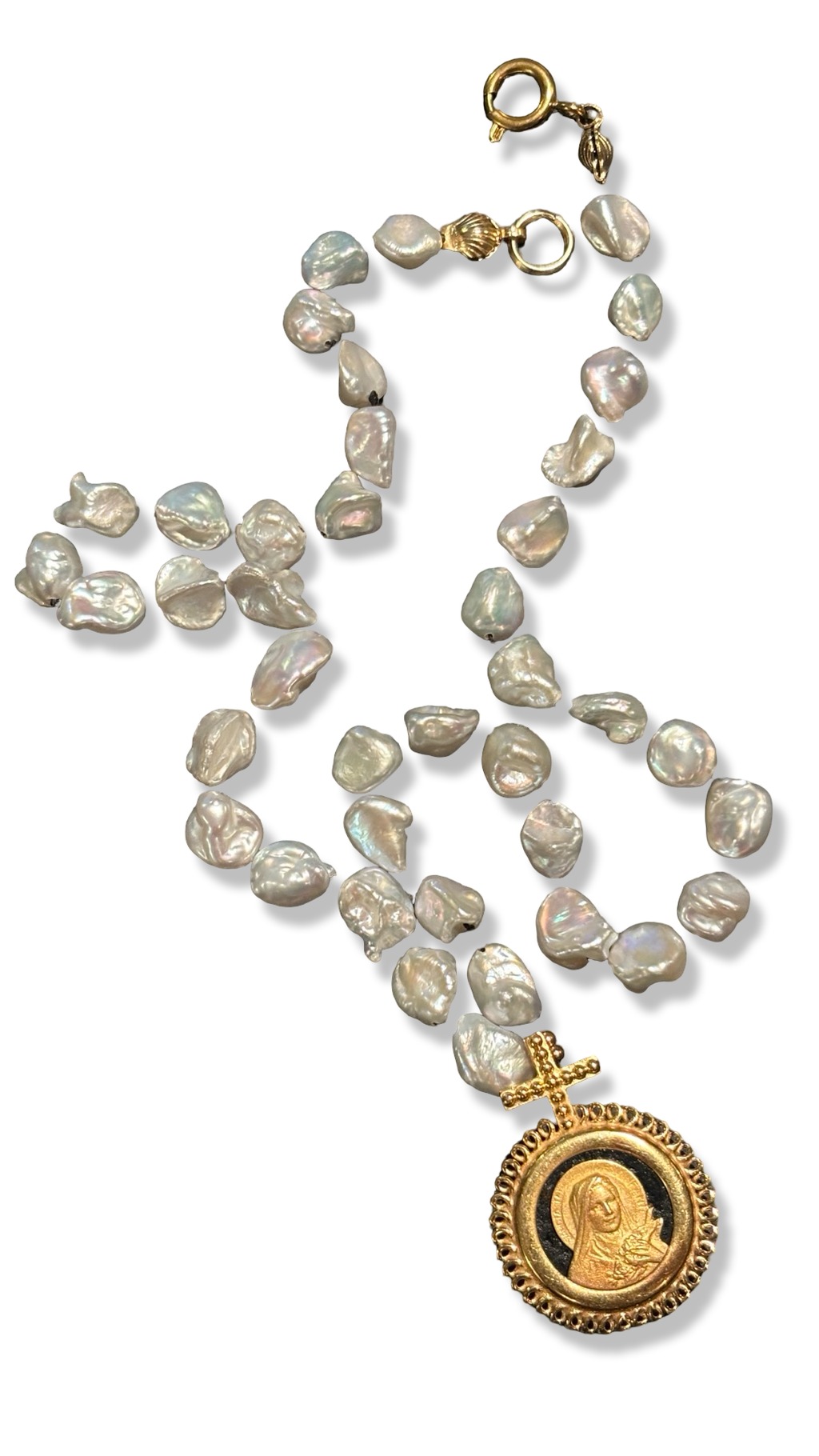 Collier de perles baroques et médaillon de Sainte Thérèse