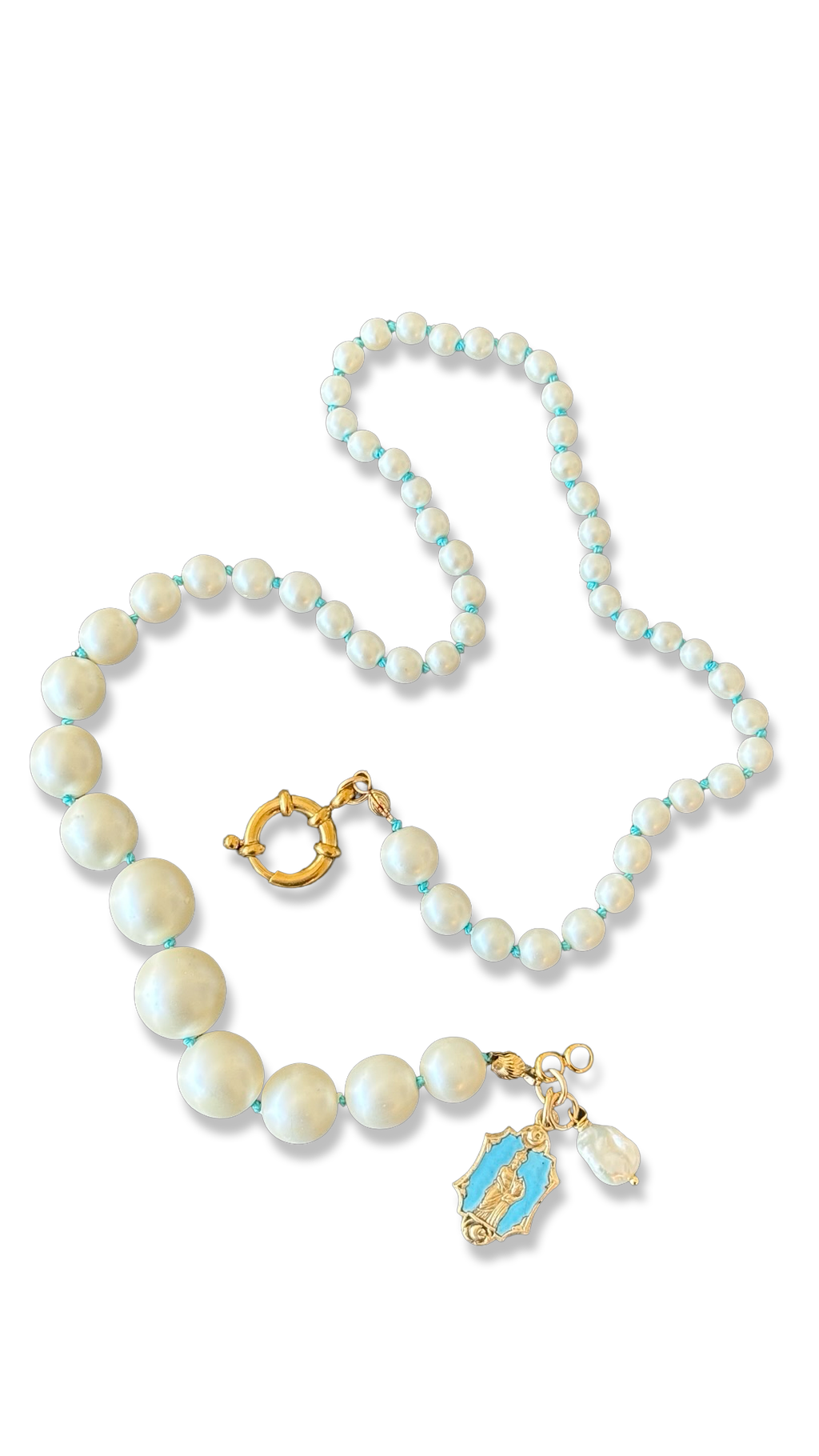 Collier de perles fantaisie et fil de soie turquoise.