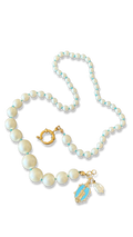 Collier de perles fantaisie et fil de soie turquoise.