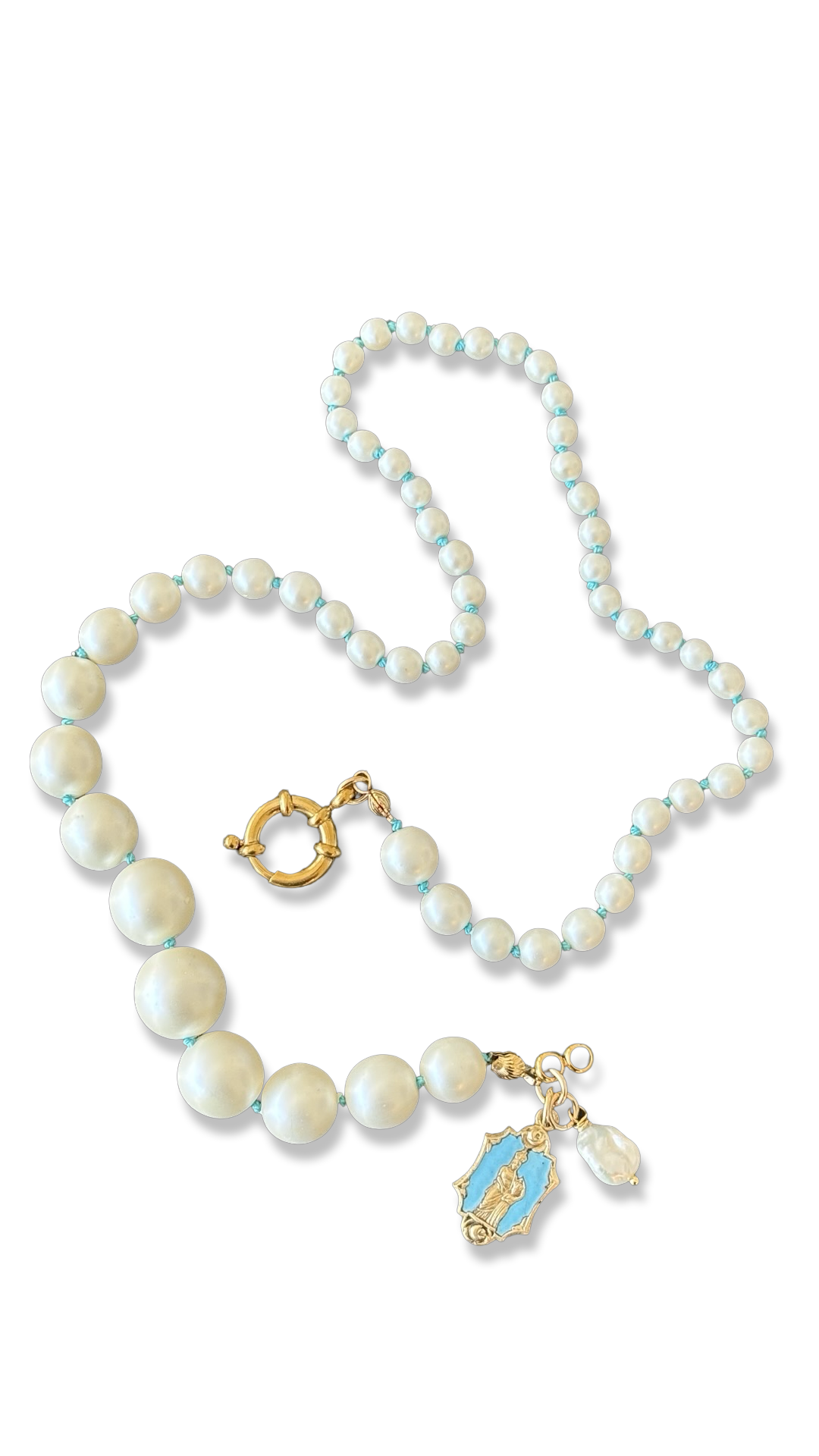 Collier de perles fantaisie et fil de soie turquoise.