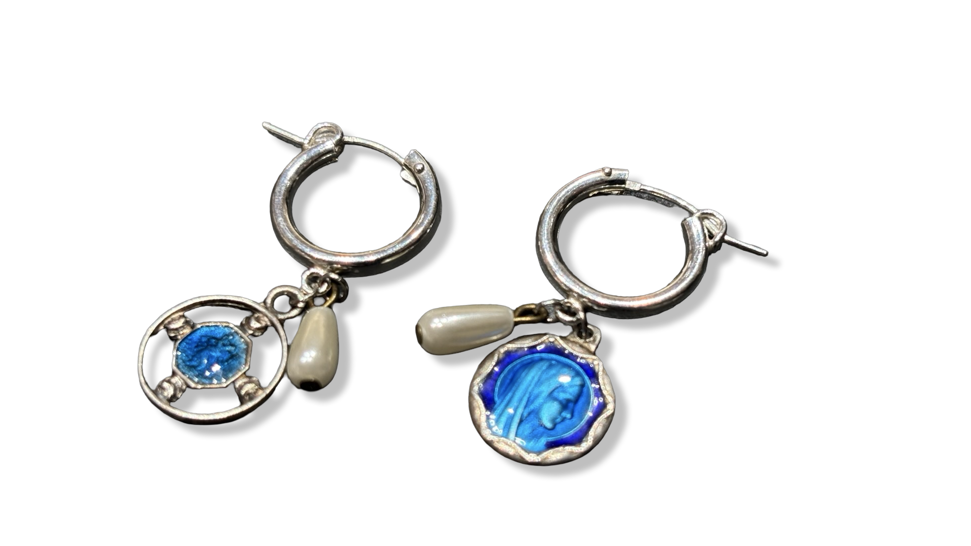 Mini créoles médailles émaillées et perles