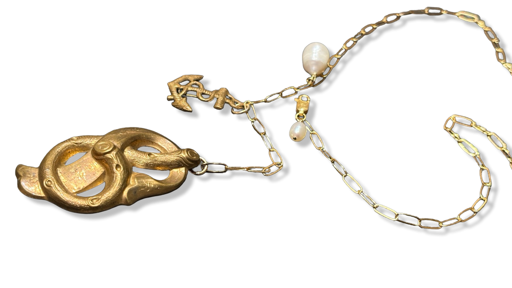 Collier lasso, ancre, perle et motif végétal