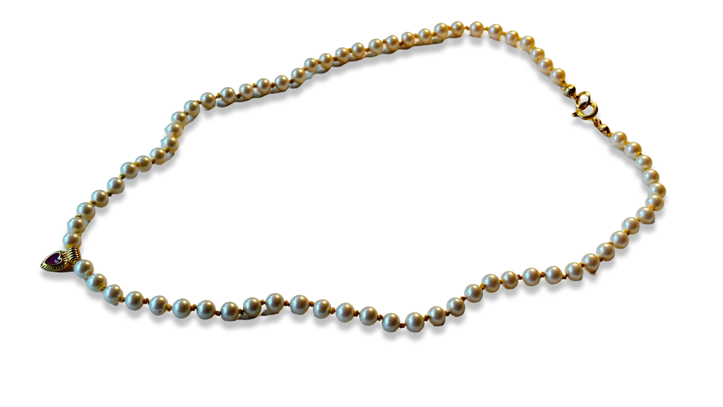 Collier de perles fantaisie, fil jaune et cœur émaillé violet