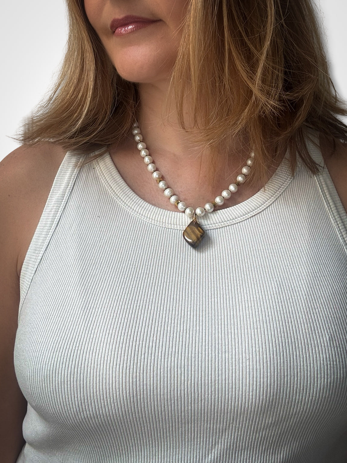 Collier de perles sur fil vert et Oeil de tigre