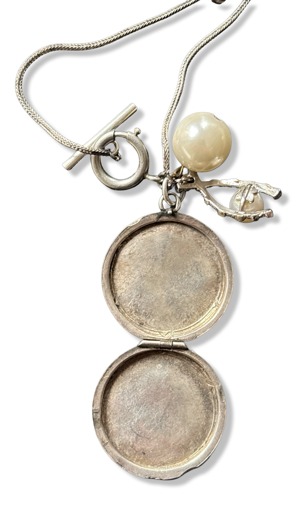Collier en argent, médaillon à secret et perles