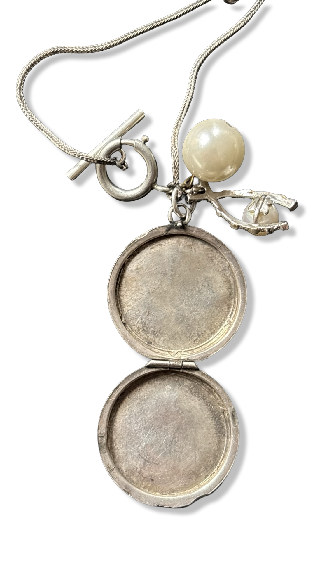 Collier en argent, médaillon à secret et perles