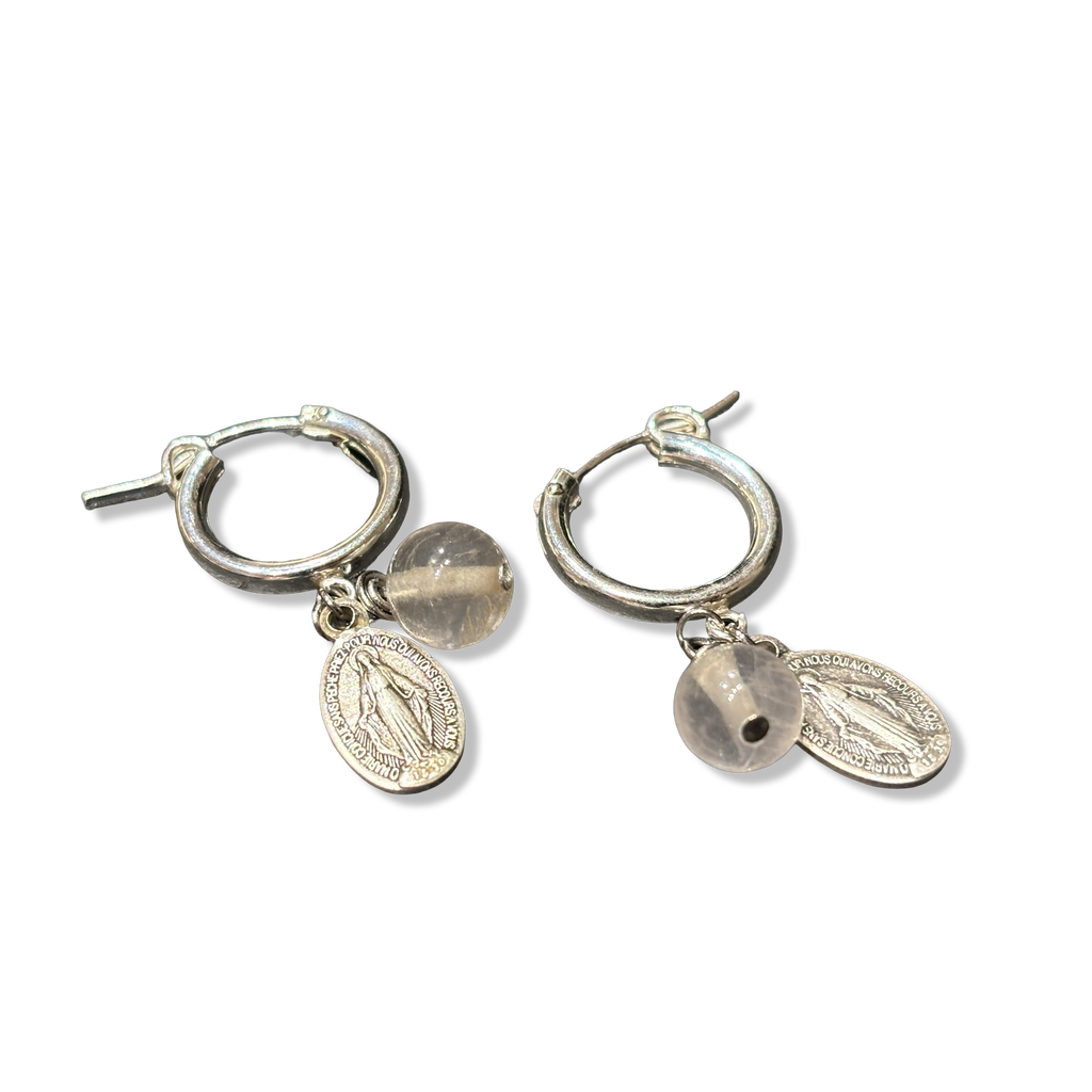 Mini créoles, quartz rose et médailles miraculeuses